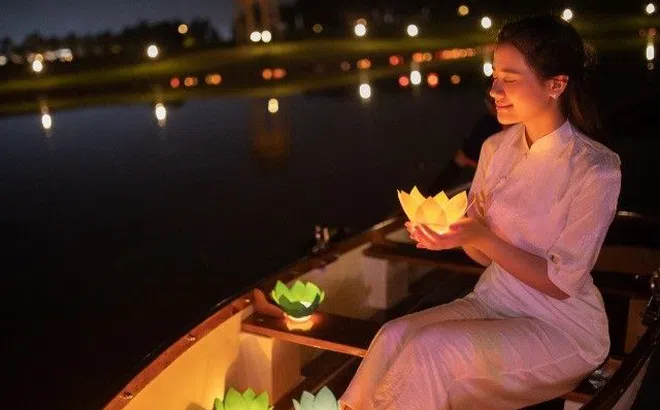 Khung cảnh nên thơ của dàn người đẹp Hoa hậu Biển Đảo Việt Nam khi thả đèn hoa đăng