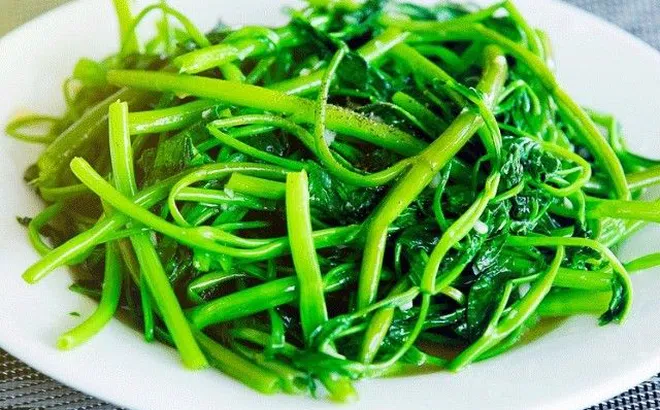 Vì sao rau muống có nhiều tác dụng tốt cho sức khỏe nhưng bị ghét ở Mỹ? Lý do không ai ngờ tới