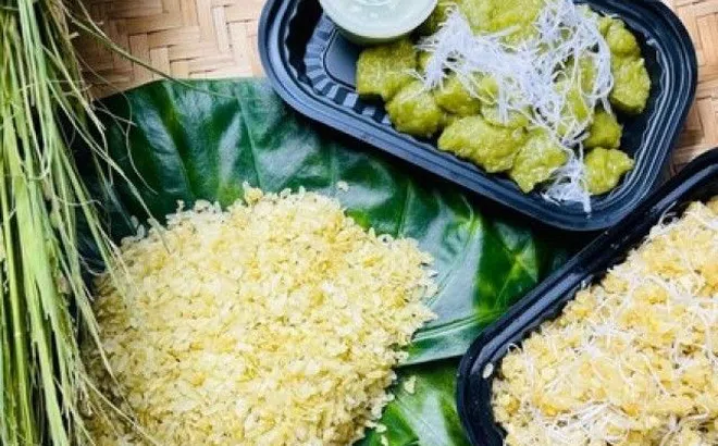 Làng cốm Mễ Trì 'đỏ lửa' tất bật vào vụ mùa mới.