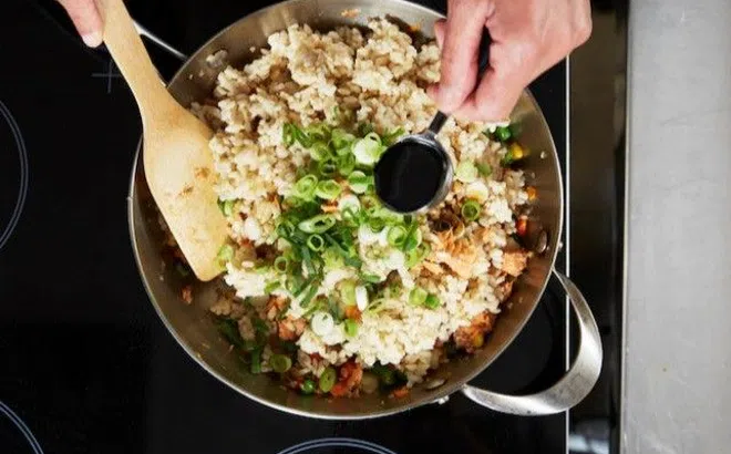 "Hội chứng cơm chiên'"là gì? Hiểm họa từ chảo cơm chiên nhà nào cũng dễ mắc phải
