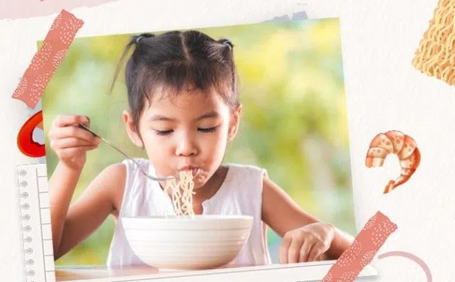 Có nên ngăn cản không cho trẻ ăn mì ăn liền?