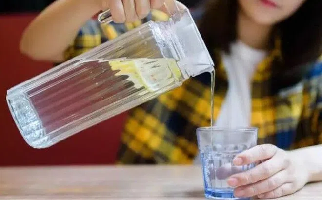 9 thời điểm uống một cốc nước tốt hơn uống cả trăm viên collagen hay ăn nhân sâm, tổ yến