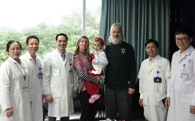 Bé gái ngoại quốc được phẫu thuật thành công nang ống mật chủ bằng kỹ thuật cực khó, thế giới chỉ 2 người làm được