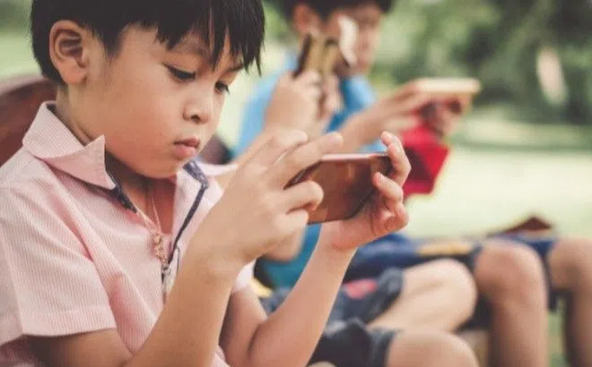 Mẹ bất lực khi hai con nhỏ "nghiện" điện thoại, chuyên gia tiết lộ 4 tuyệt chiêu "cai" nhưng điều cuối ít bố mẹ làm được