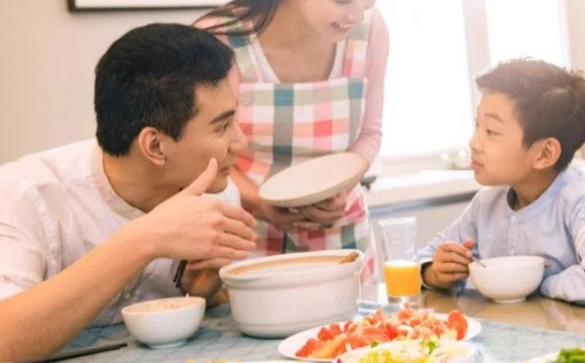 Ngày 3 bữa lo cho con ăn cơm nhà, mẹ được khen khéo chăm nhưng bác sĩ chỉ ra một lỗi dễ âm thầm hại trẻ
