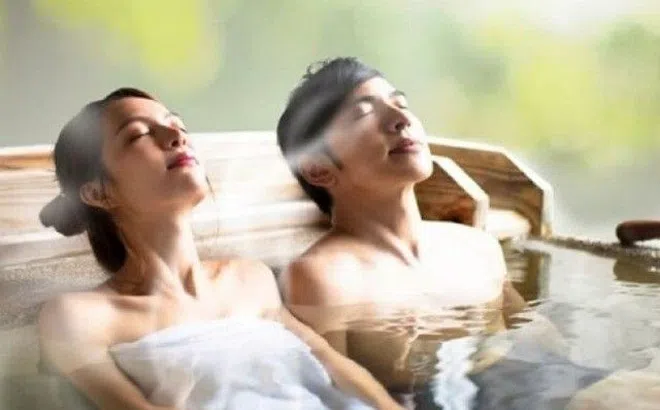 Tắm thế nào trong mùa lạnh để tránh khô ngứa da? Bác sĩ tiết lộ nhiệt độ nước tắm lý tưởng