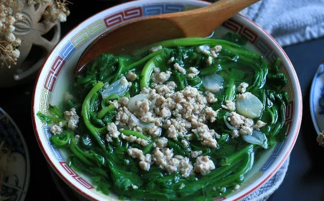 Loại rau giàu canxi và vitamin C, ăn một bữa tốn vài nghìn lẻ mà lợi đủ đường nhưng ai huyết áp thấp nên tránh