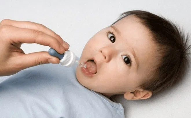 Bé trai 6 tháng tuổi ngộ độc vitamin D vì sự nhầm lẫn của bố mẹ suốt 3 tháng