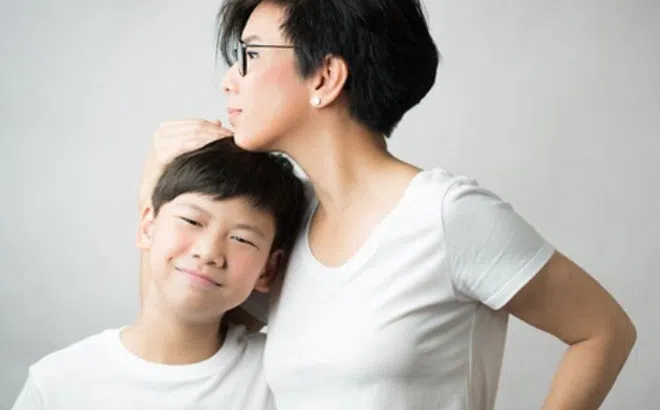 Mẹ đơn thân "ghiền" ôm hôn con trai tuổi teen liệu có bất thường? Chuyên gia tiết lộ cách ứng xử thông minh
