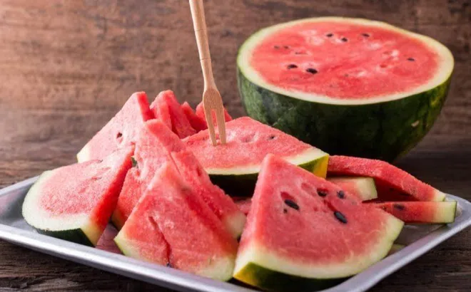 Vì sao dưa hấu ăn không hết đừng cắt miếng cất tủ lạnh? Dưa hấu đã cắt để được bao lâu?