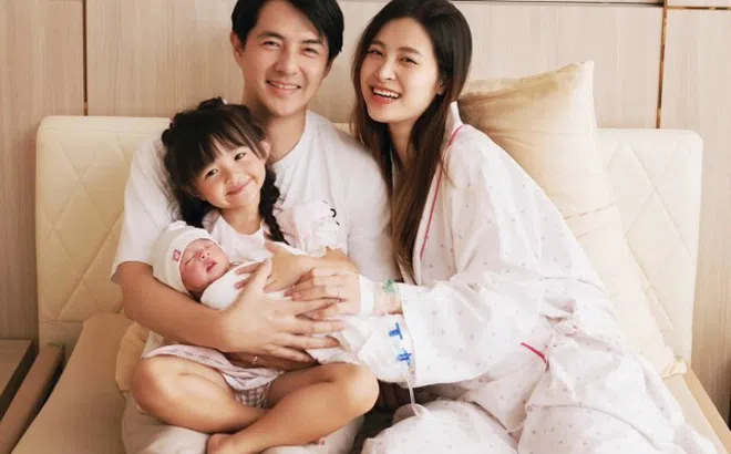 Đông Nhi sinh con gái thứ 2 cho Ông Cao Thắng, bé Hannie vừa chào đời đã lộ rõ mặt