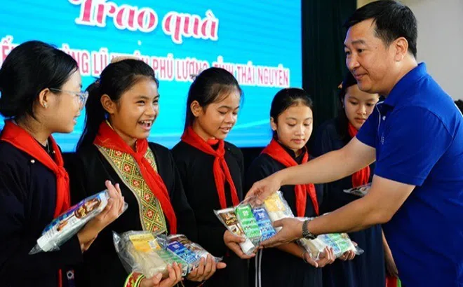 Vinamilk cùng trẻ em vùng khó khăn, sau bão lũ vui đón trung thu