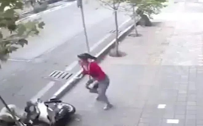 Cô gái kẹp cổ tên biến thái sàm sỡ rồi tung cú đấm thần sầu