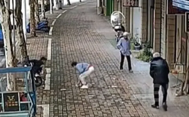 "Mưa tiền" bất ngờ gây cảnh tượng hỗn loạn trên đường