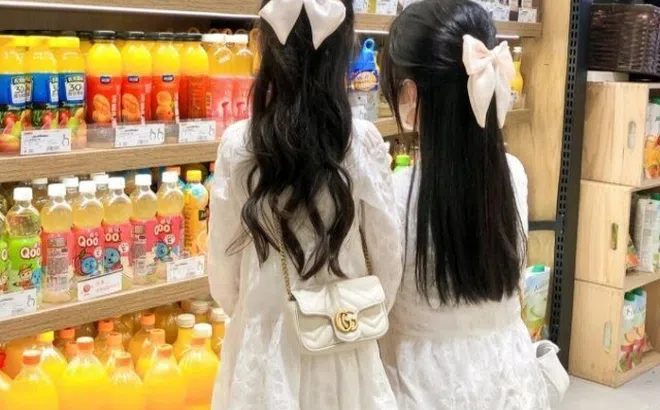 Cặp mẹ và con gái cứ ra ngoài là hút ánh nhìn dù đeo khẩu trang, mặt thật bị lộ khiến ai cũng thắc mắc