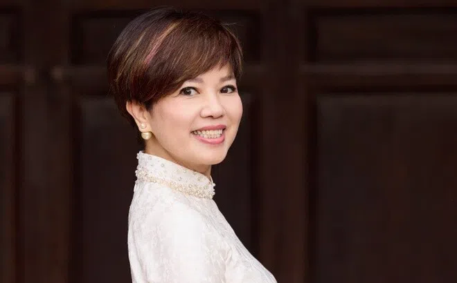 NSND Ngọc Huyền mảnh mai trong tà áo dài, tuổi 62 độc thân vui vầy bên con cháu