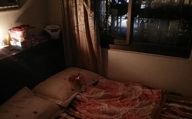 Người đàn ông ngủ một mình nhưng luôn cảm giác có người nằm cạnh, lật chăn ra thì "ớn lạnh"