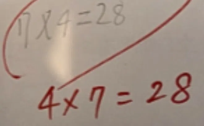 7 con bò có bao nhiêu chân? Bé tiểu học làm phép tính 7×4=28 bị chấm sai, đáp án của cô giáo gây hoang mang