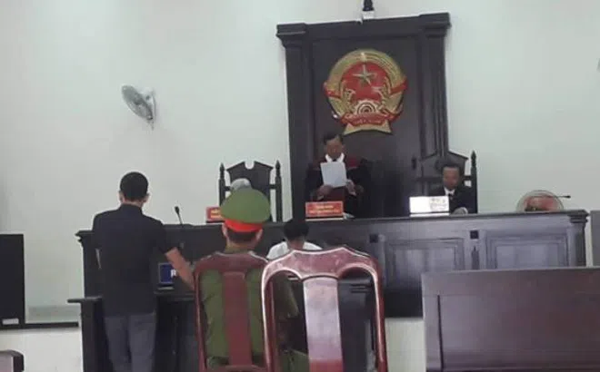 Thợ sửa điện nước dùng 100 video tống tiền CSGT Quảng Trị lĩnh án