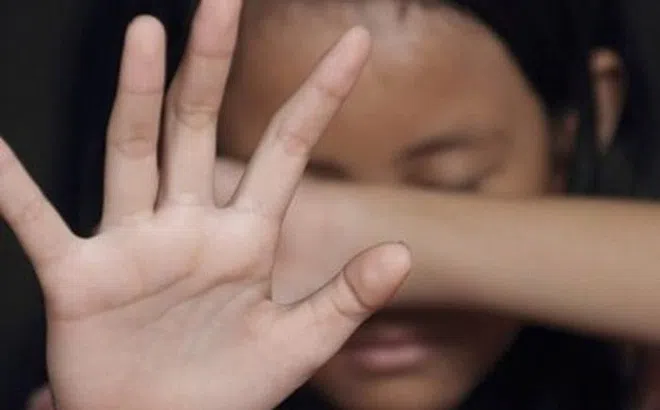 Mẹ ruột rao bán trinh của con gái để trả lấy tiền trả nợ, lãnh 6 năm tù