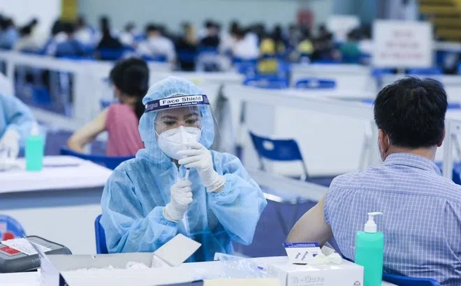 Bị ngứa họng, tê lưỡi sau tiêm vaccine COVID-19, cần làm gì?