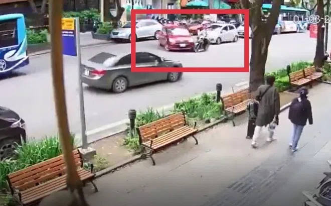 Clip: Bất ngờ quay đầu thiếu quan sát, ô tô gây tai nạn cho xe máy