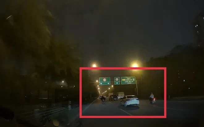 Clip: Bất chấp nguy hiểm, loạt xe máy vẫn lao vun vút trên đại lộ Thăng Long
