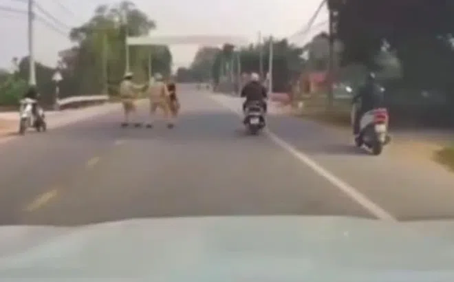 Clip: Nam thanh niên liều lĩnh "thông chốt", đâm bị thương chiến sĩ CSGT