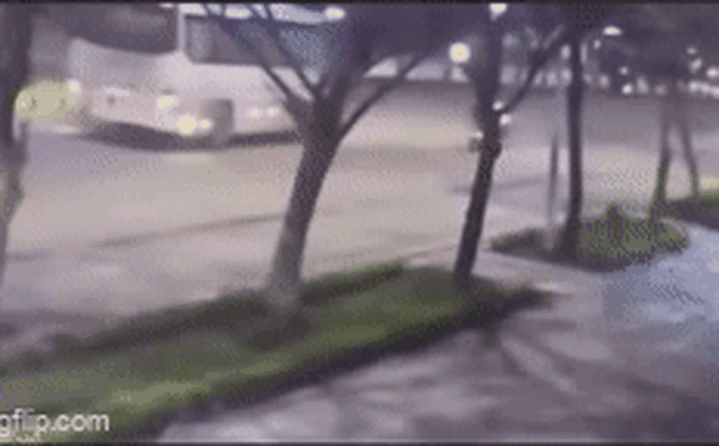 Clip: Kinh hoàng khoảnh khắc hai xe máy đối đầu trực diện, 3 người thương vong tại đường Trịnh Văn Bô