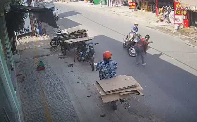 Clip: Mải lao sang đường nhặt tiền rơi, người phụ nữ bị xe máy tông bất tỉnh