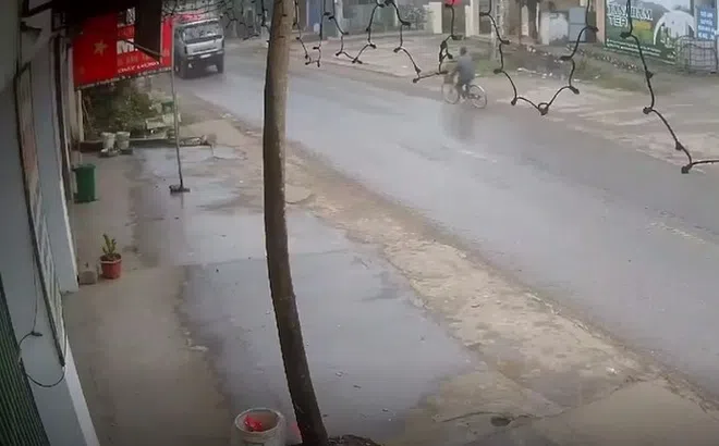 Clip: Rùng mình cảnh người đàn ông đi xe đạp chui vào gầm xe tải