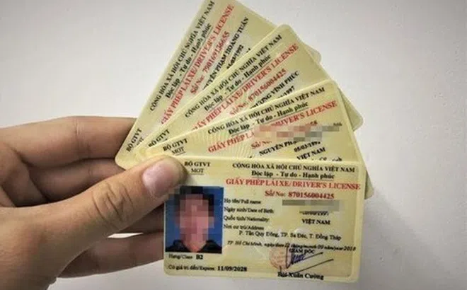 Bị tước giấy phép lái xe trên VNeID, sử dụng bản cứng được không?