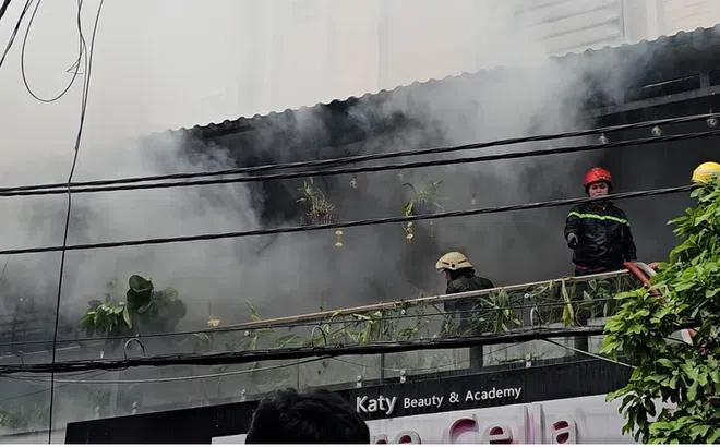 Clip: Toàn cảnh vụ cháy căn nhà cao tầng cho thuê tại Tp. Hồ Chí Minh
