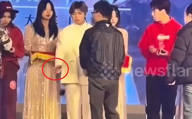 Sốc với màn “ném cúp” ngay trên sân khấu vì…chỉ được giải nhì