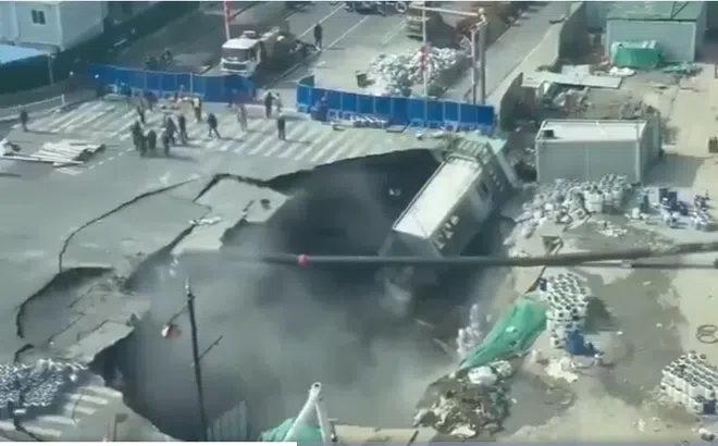 Hiện trường ám ảnh vụ hố tử thần "nuốt chửng" nhiều container giữa Thượng Hải