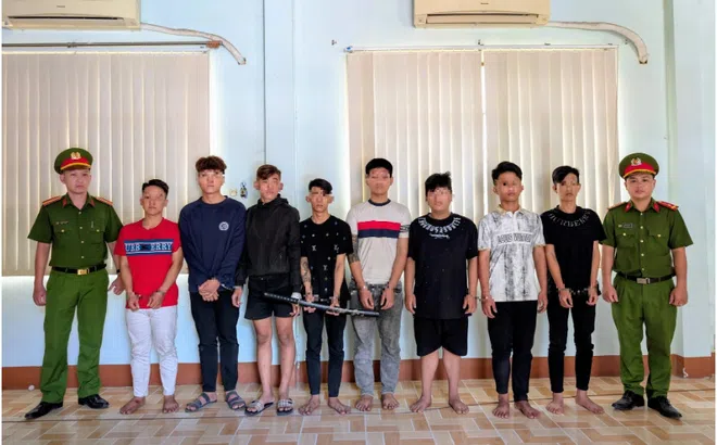 Công an TP.HCM bắt gọn nhóm 8 đối tượng mang dao đi “săn mồi” lúc rạng sáng