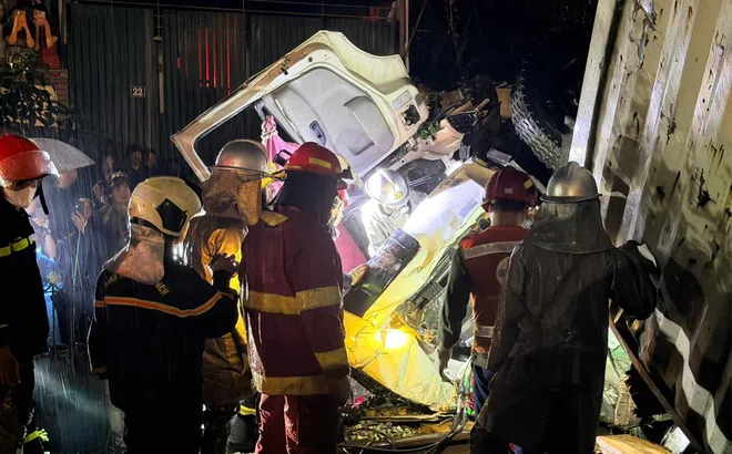 Hiện trường kinh hoàng vụ tàu SE3 tông xe tải ở Ngọc Hồi, 3 người thương vong