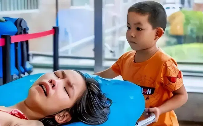 Không cha mẹ, em trai 7 tuổi một mình đẩy cáng cứu chị nguy kịch, câu nói trong phòng mổ khiến ai cũng bật khóc