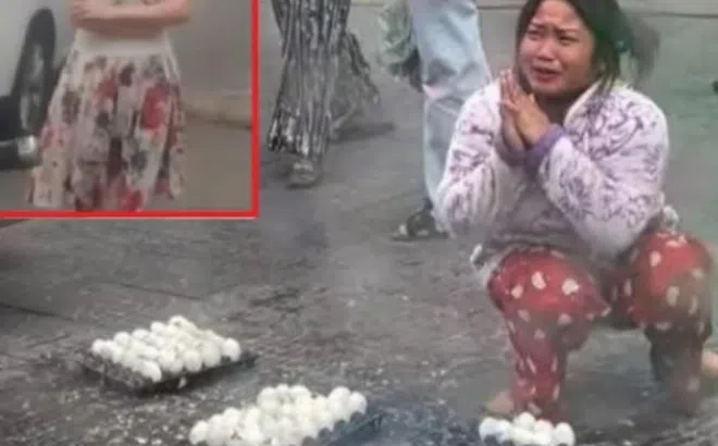 Va quệt phải xe ô tô nhưng không có tiền đền, người bán trứng quỳ khóc giữa phố, hành động của nữ chủ ô tô gây phẫn nộ