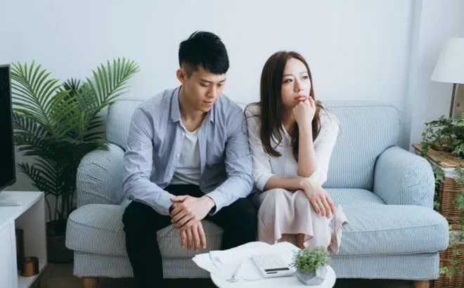 Người yêu cũ xin quay lại sau nhiều năm, tôi đưa tấm thiệp cưới khiến anh chết lặng khi thấy tên chú rể