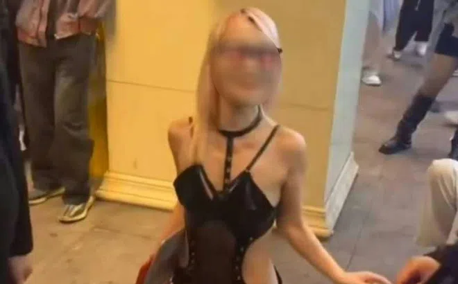 Cặp đôi làm chuyện nhạy cảm giữa phố Hồ Nam, đám đông reo hò cổ vũ