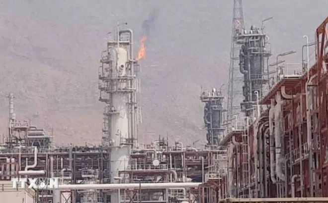 Xung đột leo thang, giá năng lượng toàn cầu “dựng đứng” chỉ sau một đêm