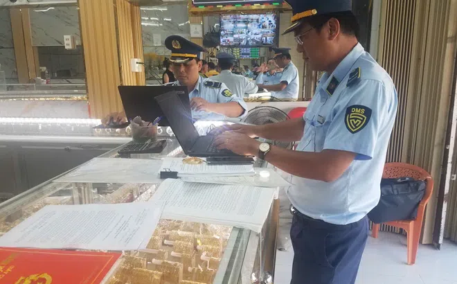 Thị trường vàng “nóng”: Nhiều cửa hàng bị phạt nặng vì bán hàng giả thương hiệu nổi tiếng