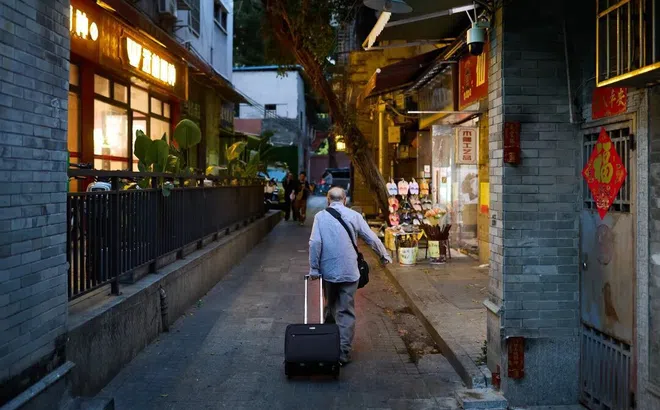 Cụ ông 92 tuổi kéo vali bán sách suốt 20 năm, phía sau là câu chuyện khiến nhiều người rơi nước mắt