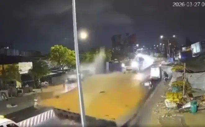 Video: Kinh hoàng khoảnh khắc tấm thép hơn 10 tấn rơi đè bẹp cabin xe rác làm tài xế tử vong