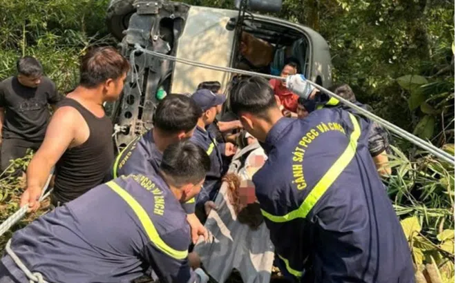 Xe khách chở cán bộ ngân hàng mất phanh lao xuống vực, nhiều người bị thương