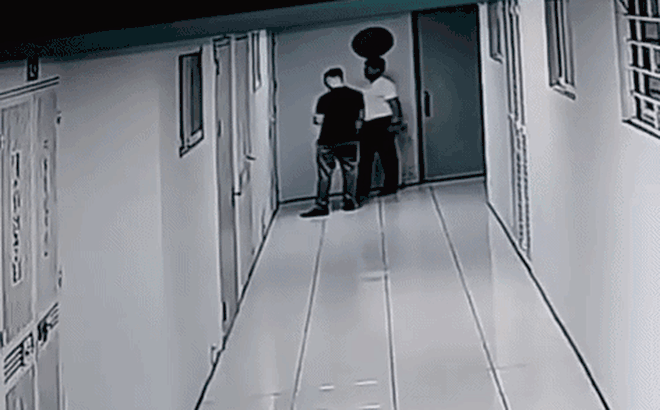 Clip gây phẫn nộ: Người đàn ông đập cửa, chửi bới 2 cụ bà trong chung cư Hà Nội