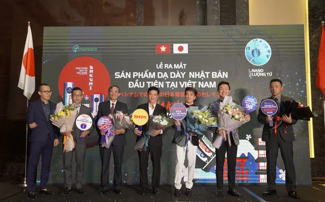 Đàm Vĩnh Hưng và Chí Tài hội ngộ tại lễ ra mắt sản phẩm dạ dày Nhật Bản