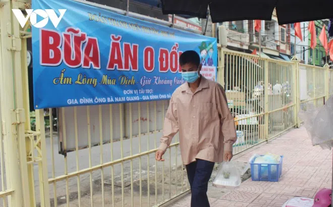 Người lao động, sinh viên nghèo mắc kẹt ở Hà Nội xúc động khi nhận những suất cơm 0 đồng