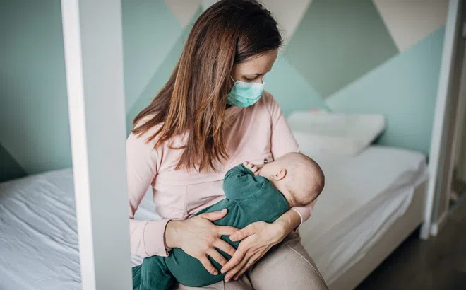 Mẹ mắc Covid-19 có nên cho con bú?